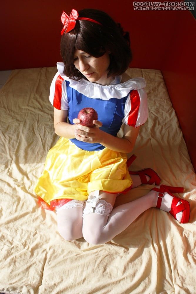 Crossdress cosplay Snow White and the horny poisoned apple