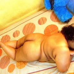 德西妻子裸体躺在床上