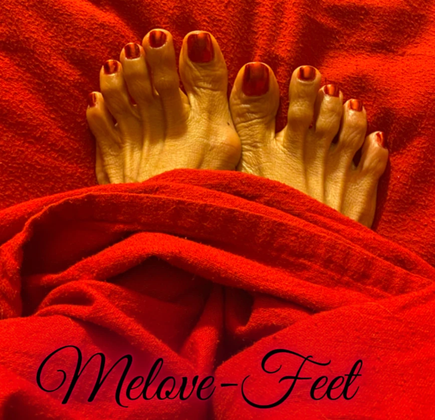 Melove穿着红色毛毯上的红色指甲波兰女郎