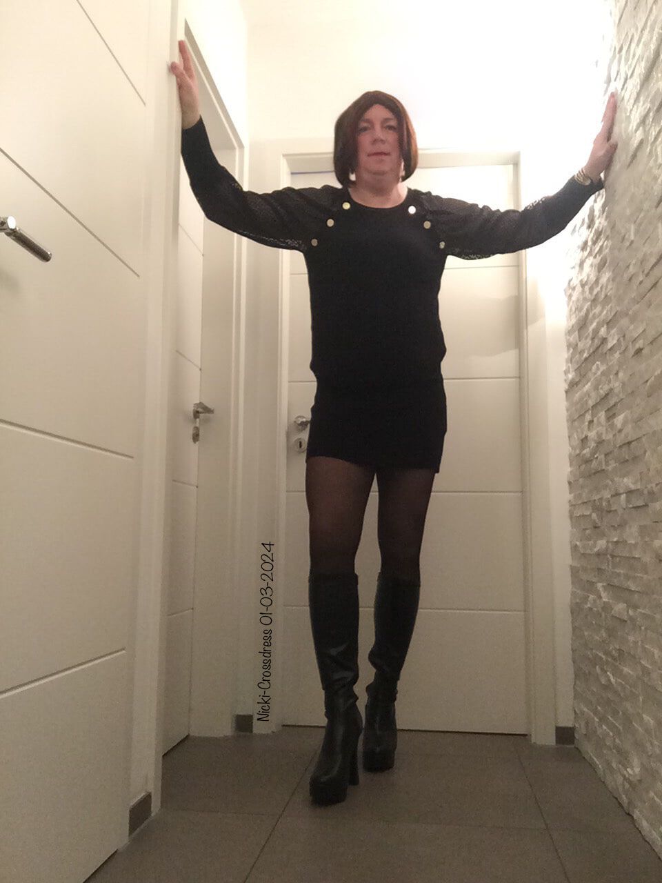 Nicki-Crossdress sexy black Mini-Dress, Tights & Boots