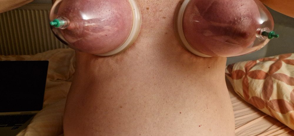 Sissy pumpt die Titten #11