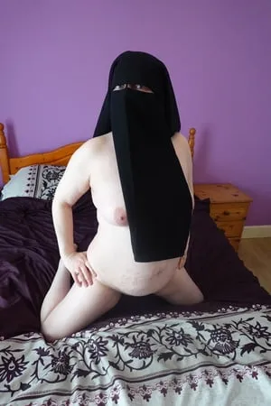 naked in niqab         