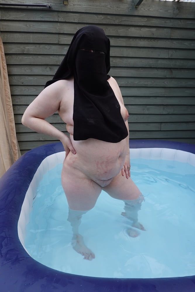 Niqab nude in Hot tub #13