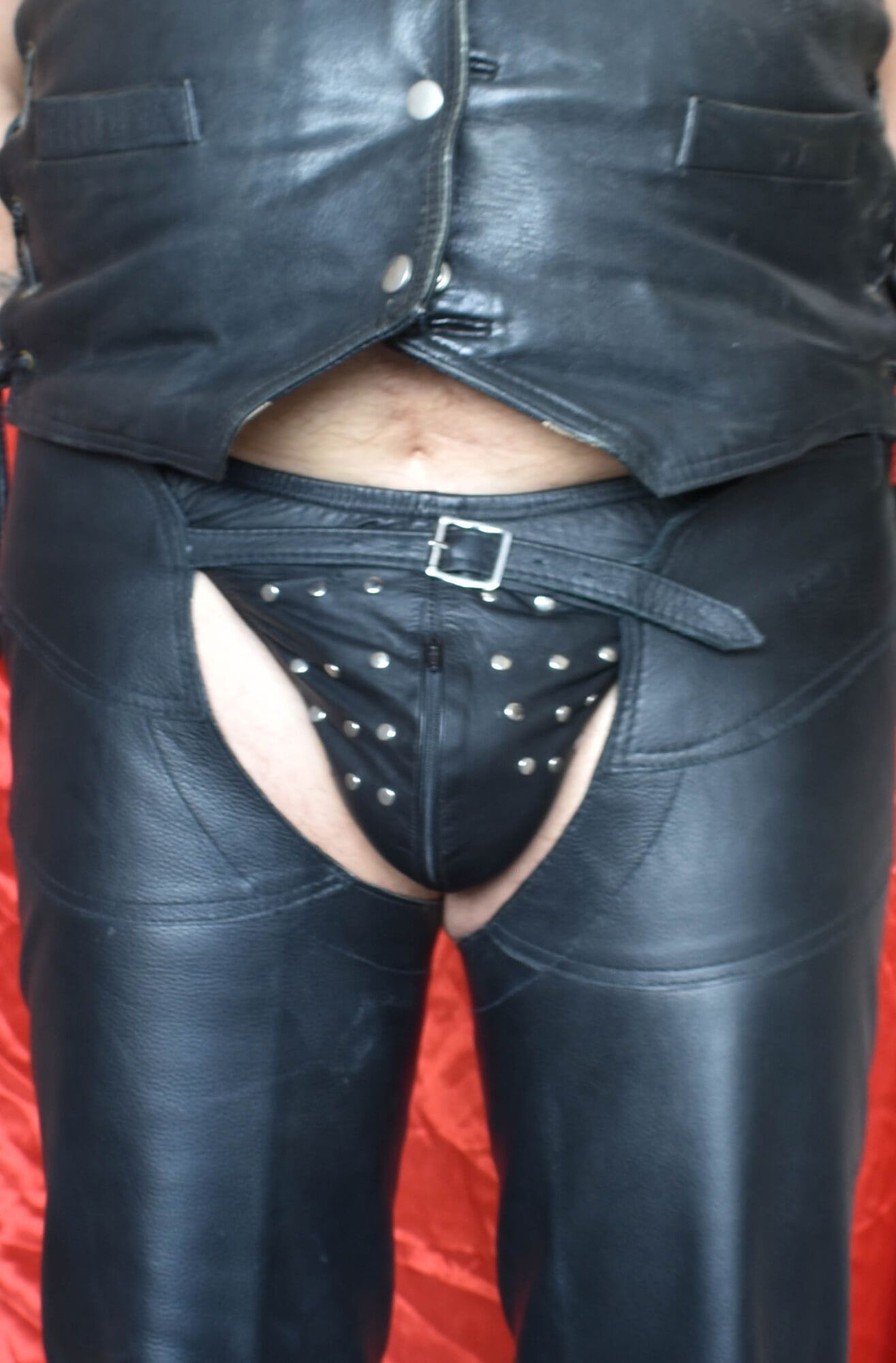 AM TO WEAR ME IN SEXY HOT LEATHER CHAPS.