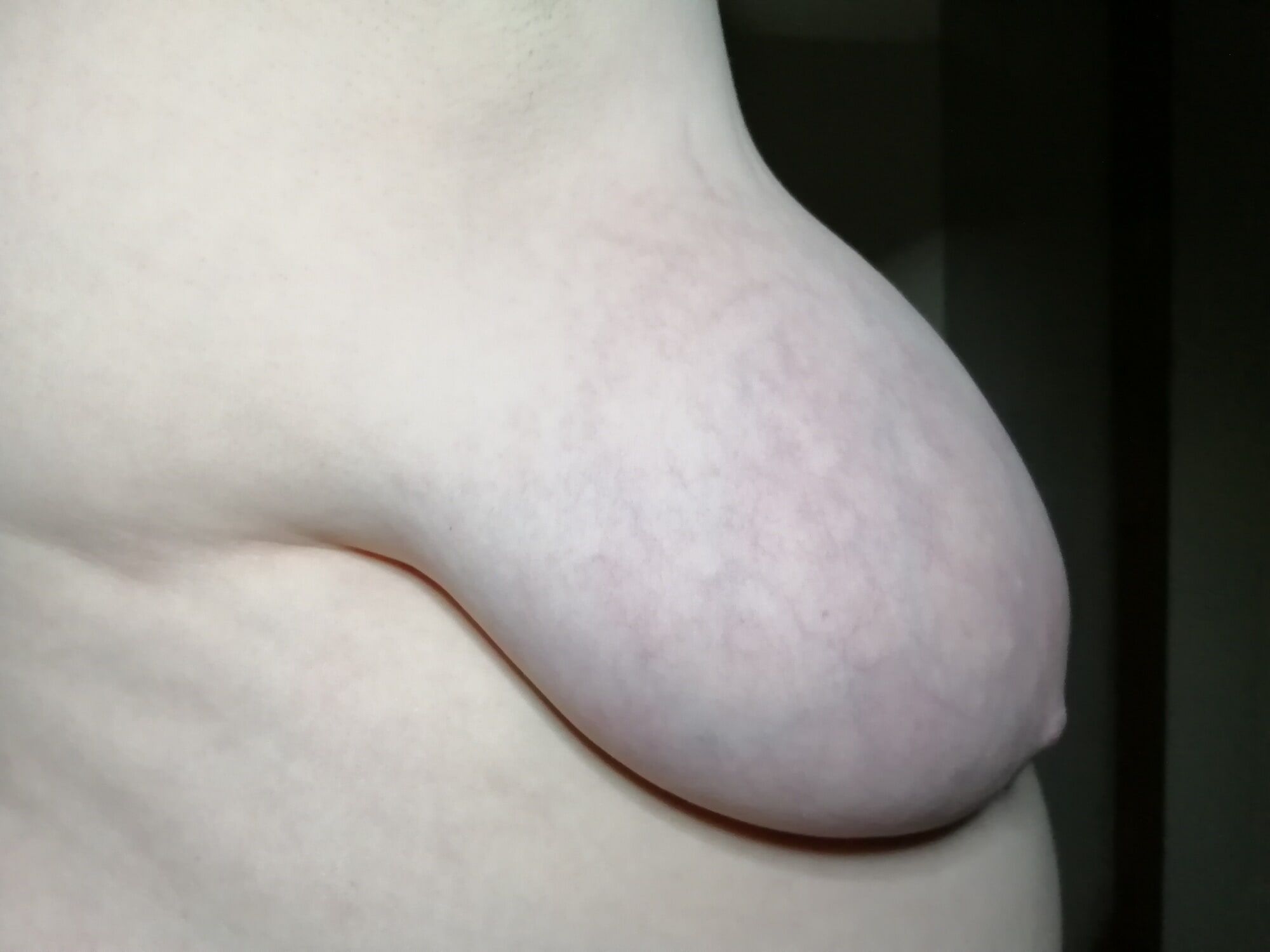 Side boob (artificial light, indoors) #26
