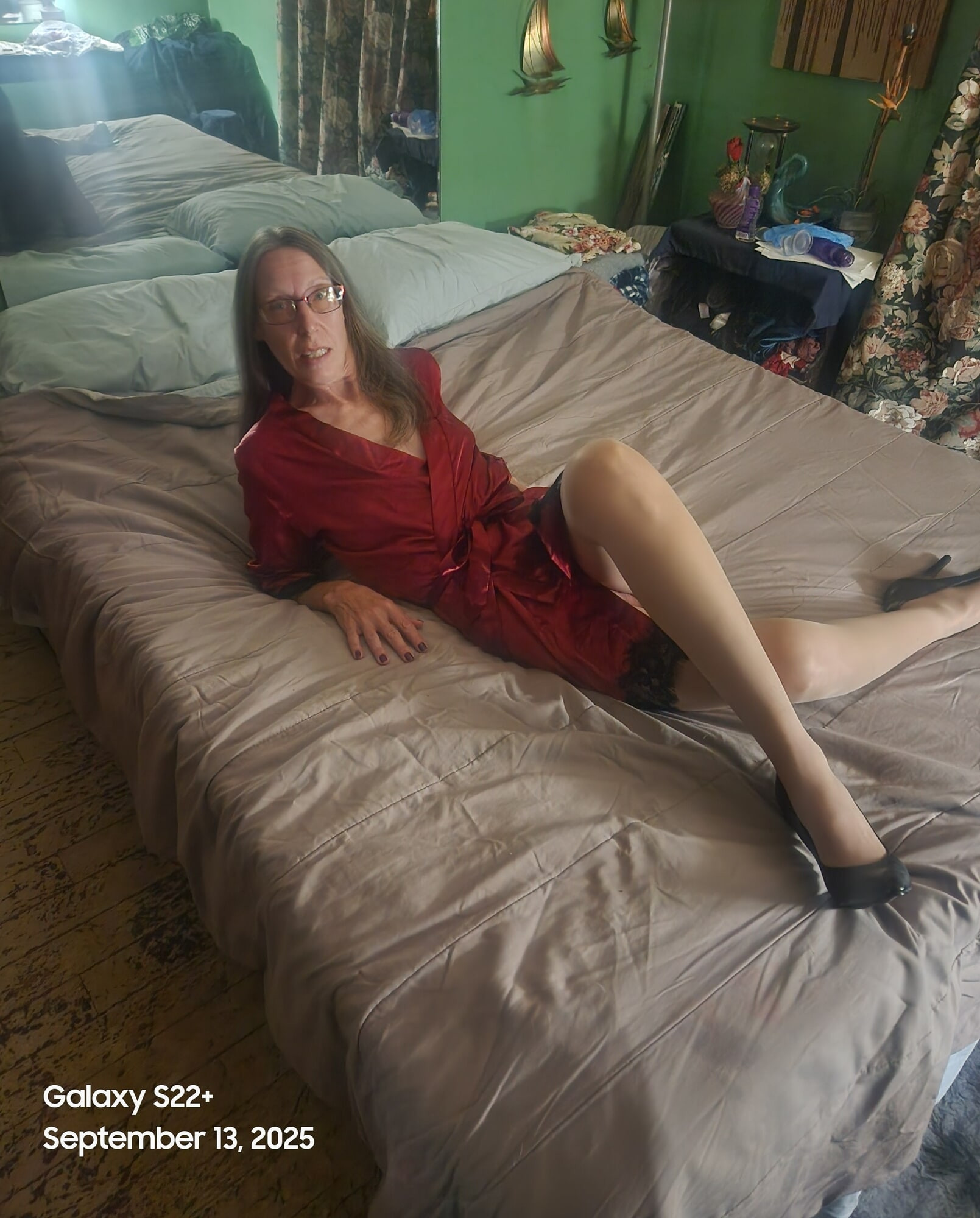 Goode Girl shows off her legs and pussy