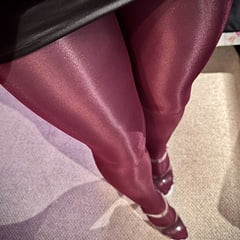 私の新しい光沢のあるツヤのあるパンストはとても熱く見えます!