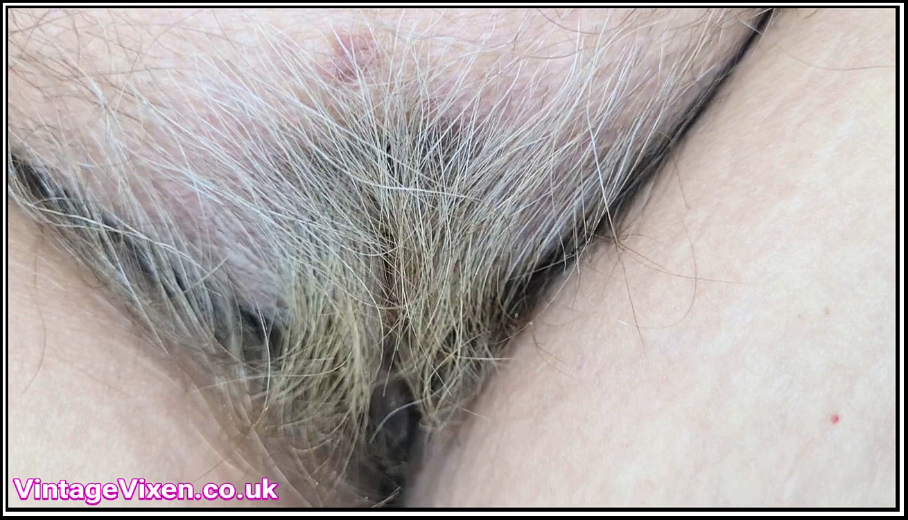 Une maman décomeuse enlève ses collants sexy pour exhiber son tastefu