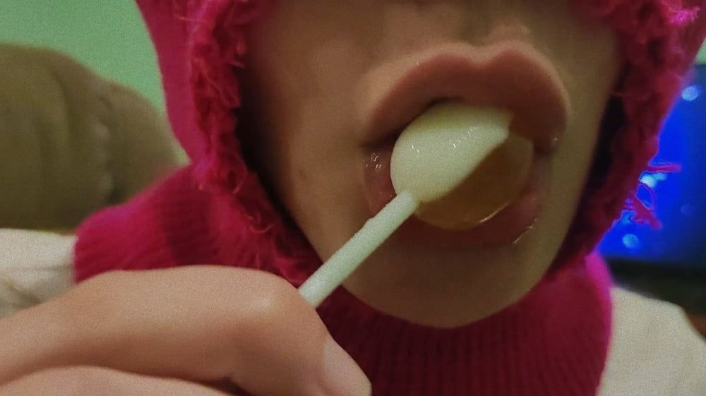 HOT GIRL SUCKING LOLLIPOP! (CHUPA-CHUPS!) #7