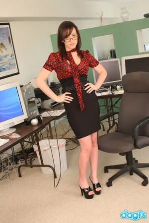 dagfs jennifer white bents over the office chair and fucks         