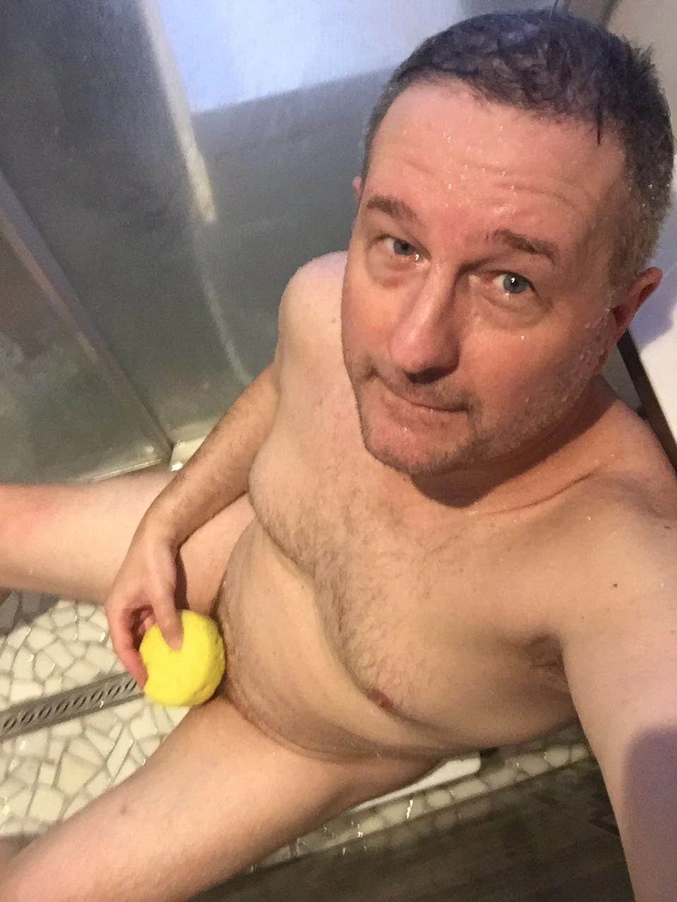 Mollige papa douchetijd 🚿 