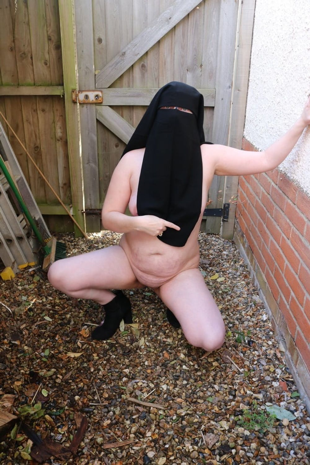 Niqab Flashing  nude in the yard #5