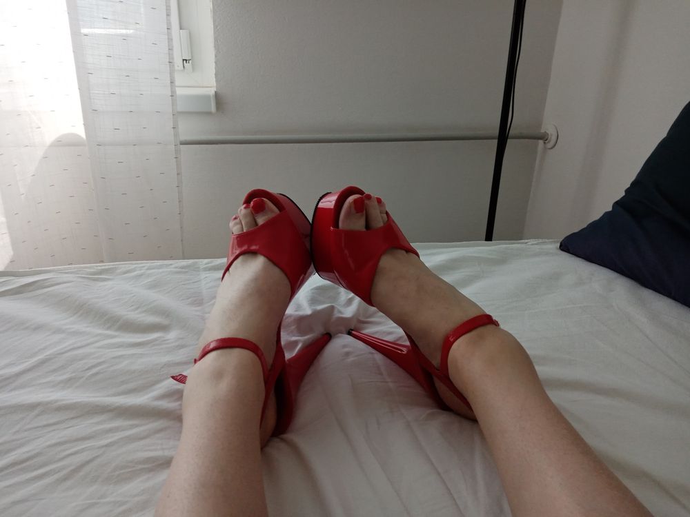 Tranny shows off her slender legs and feet in high heels #5