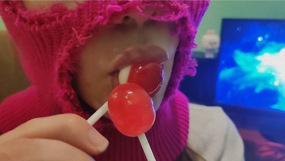 HOT GIRL SUCKING LOLLIPOP! (CHUPA-CHUPS!) #11