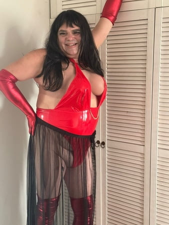 LiliNeskuchnaya dengan baju merah