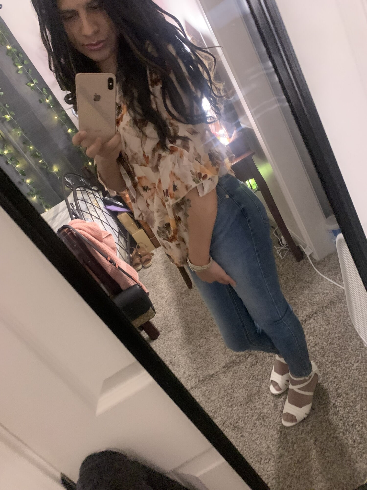 Wirst du mich mein make-up auf deinem schoß machen lassen, papi?