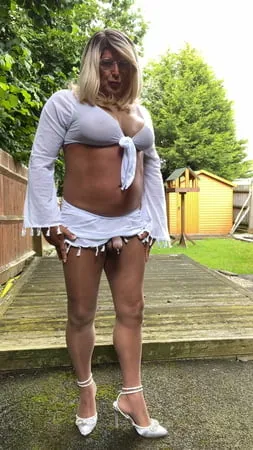 amateur crossdresser kellycd     in white outfit and heels         