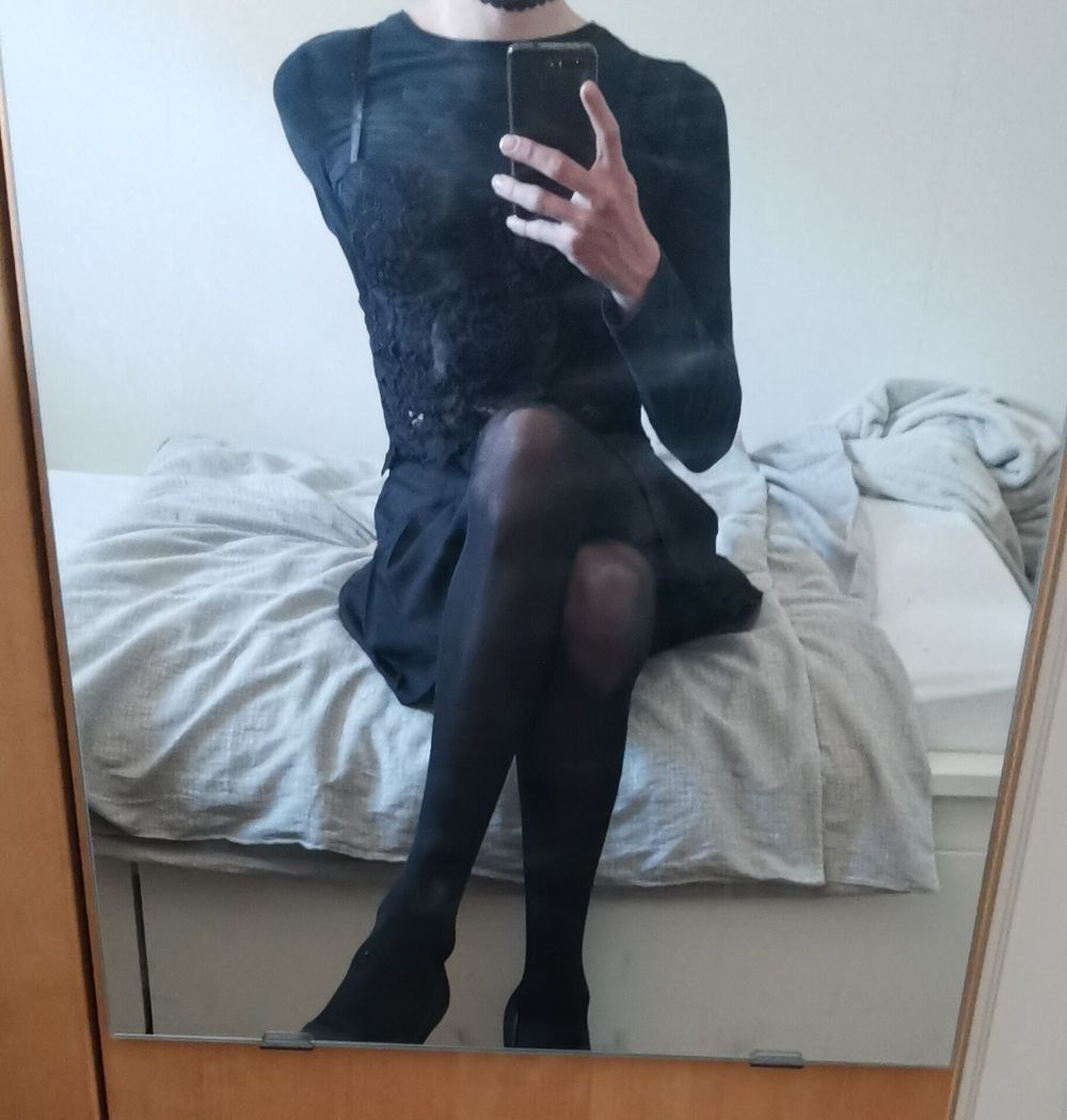 Sissy Janina in black