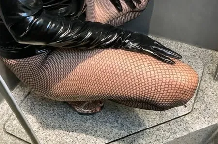 pissing in fishnet pantyhose on gloves         