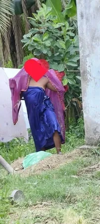 desi sexy bhabhi bathing nude enjoy summer season         