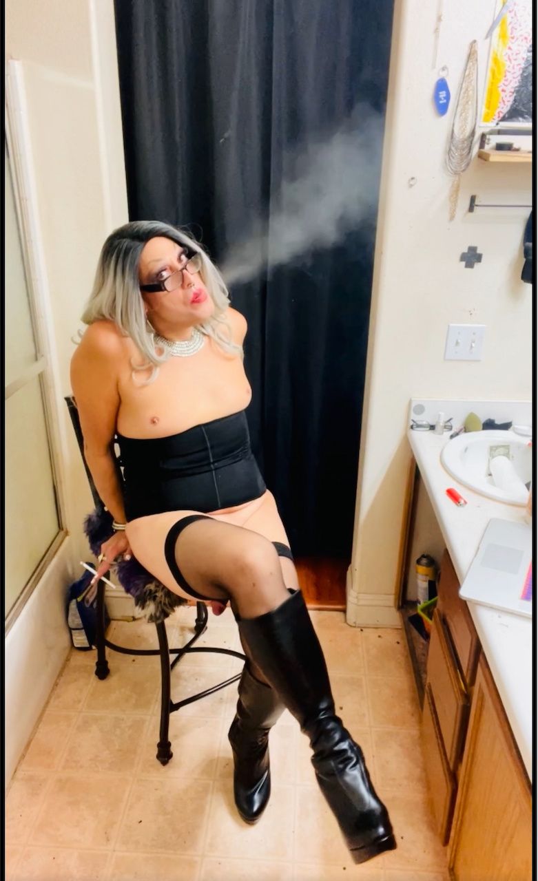 Marilyn Smoking Boot Masturbation #8