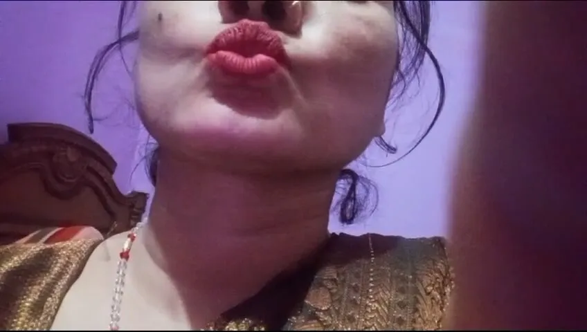 Sexy gunjan bhabhi hot lips kiss #3