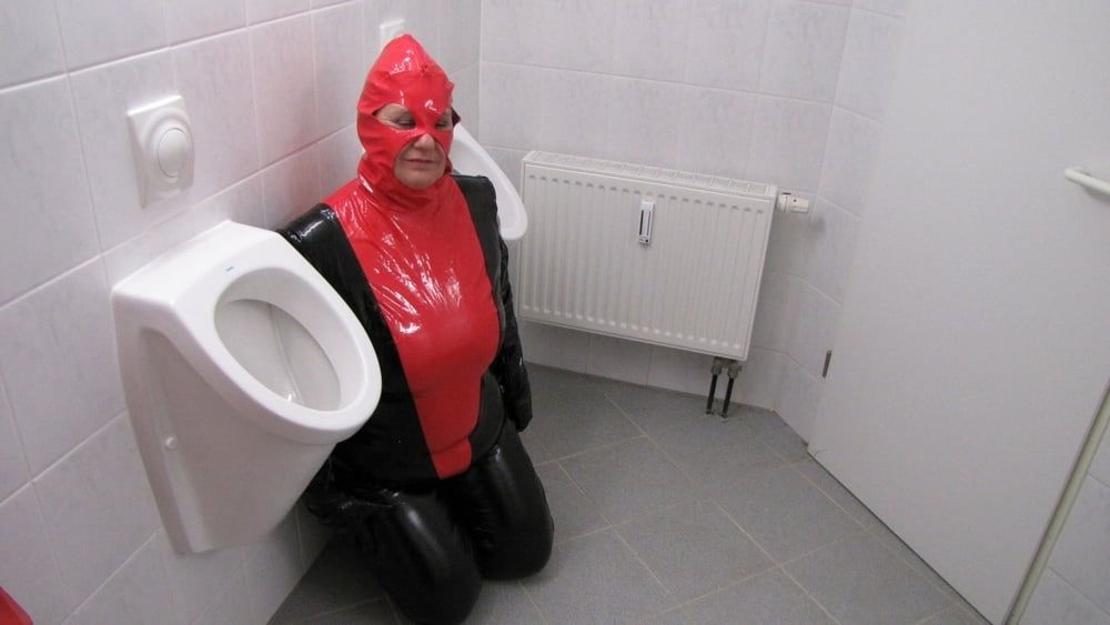 Anna as a toilet in latex ... #10