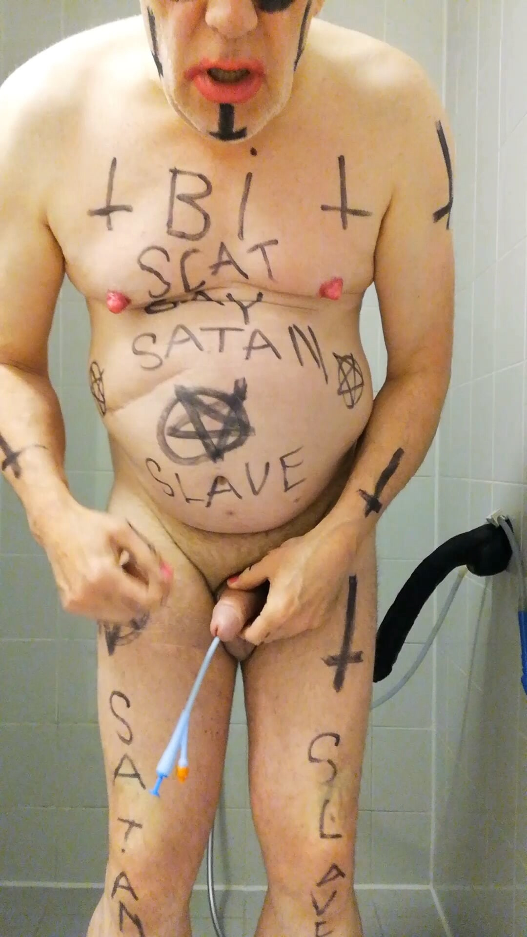 Sclavul Satan este gata pentru sacrificiul bisexual al clismei