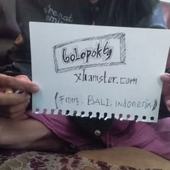 Gadis dan Lelaki Pemandu Wisata Pantai Bali 