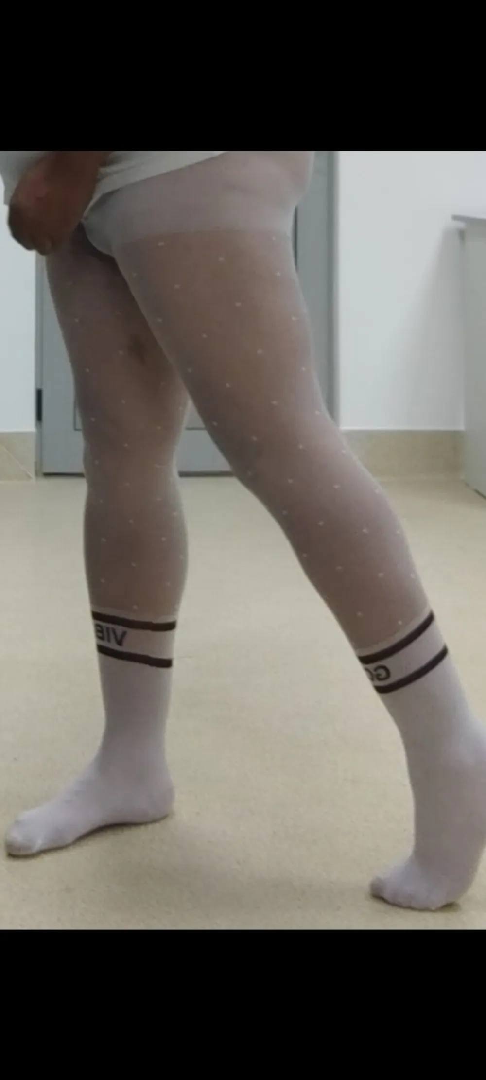 A pair of white dots pantyhose