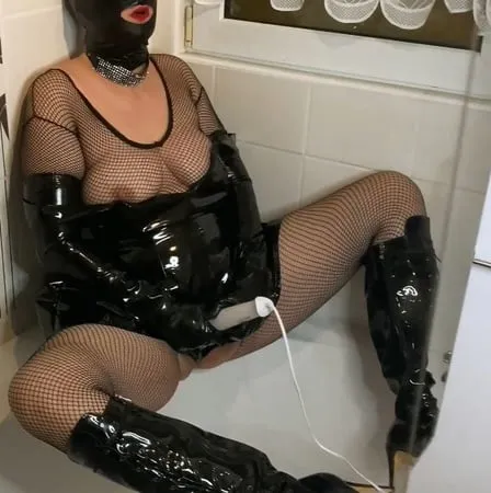 fetish pissing in bathtub         