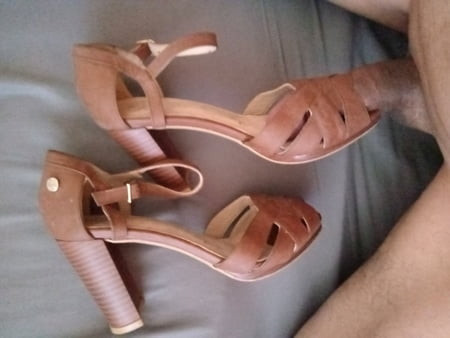 LA VECINA CECY ME PRESTA SUS TACONES PARA DARLES LECHE