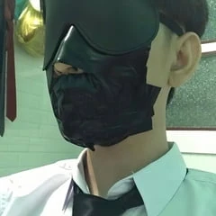 흰색 셔츠와 반짝이는 검은 넥타이를 입고 덕트로 재갈을 가다 