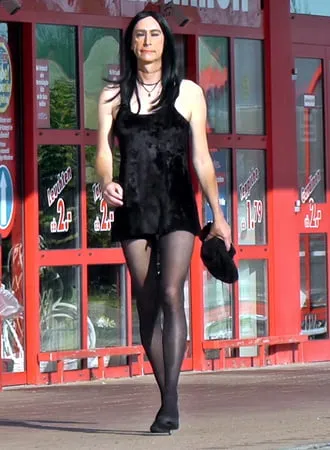 crossdresserin public         