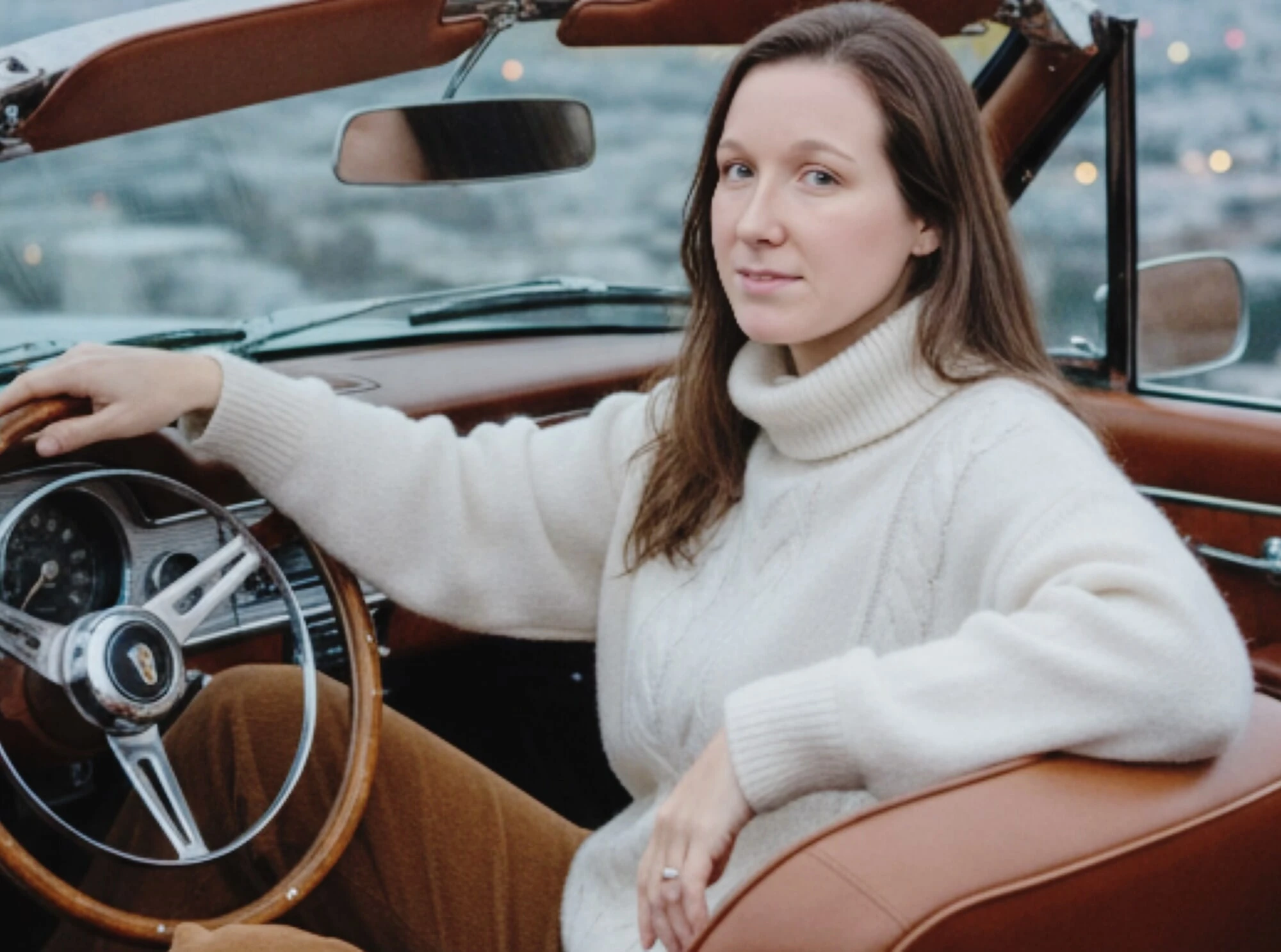 Moja pokojówka 61F sprawiła, że pozowałam nago w białych swetrach z golfem