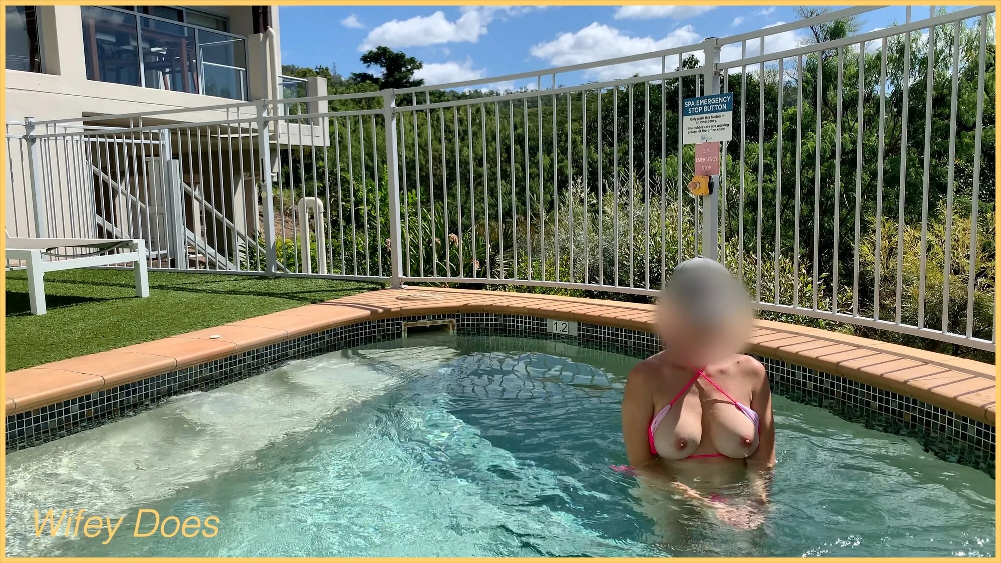 Wifey flashes her tits in the hotel pool