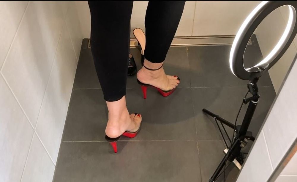 Pissing in Leggings on Mules