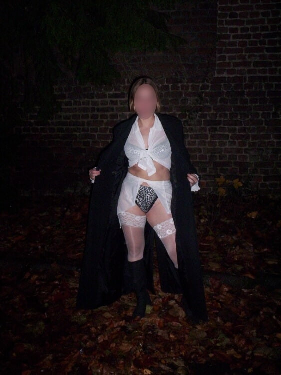 Je m'exhibe dans la nature et fais ma salope en lingerie