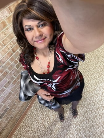 Tante girang transgender yang cantik 