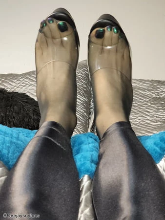 big sexy feet in black nylons           