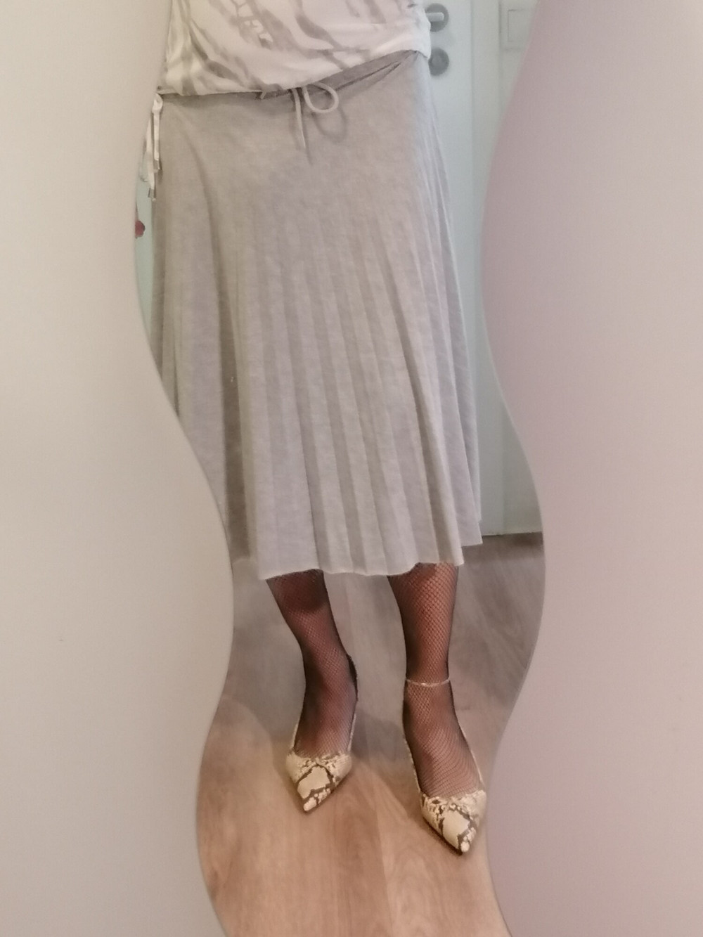 Rafaela. in sexy Netzstrumpfhosen und Faltenrock  #6