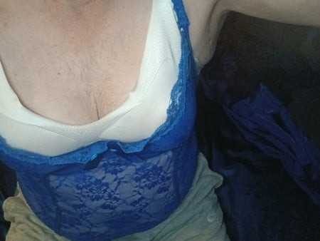 Cowok bercelana dalam warna biru