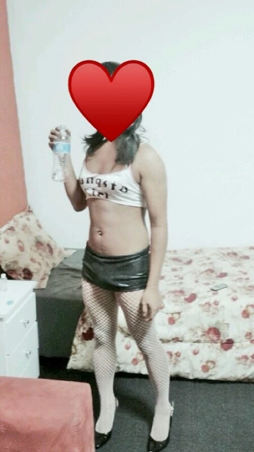 fem sissy posing