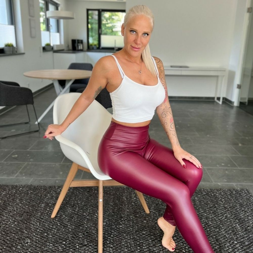 Lara CumKitten - Rote High Waist Leggings