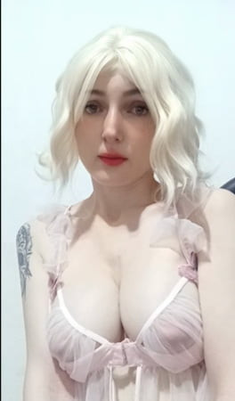 Kamu lebih suka aku dengan rambut pirang?