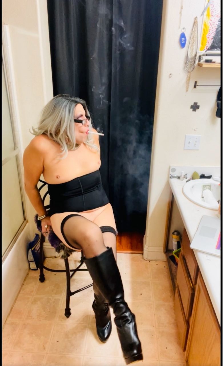 Marilyn Smoking Boot Masturbation #4