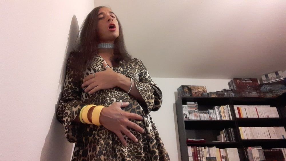 Sissy Tygra in leopard dress on 2019 octobre. #27