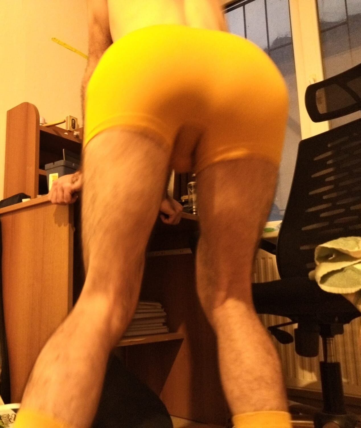 Pantat besar saya dalam seluar pendek boxer kuning