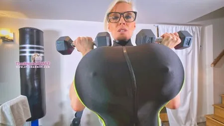 who doesnt love huge boobs in a nice workout kit         