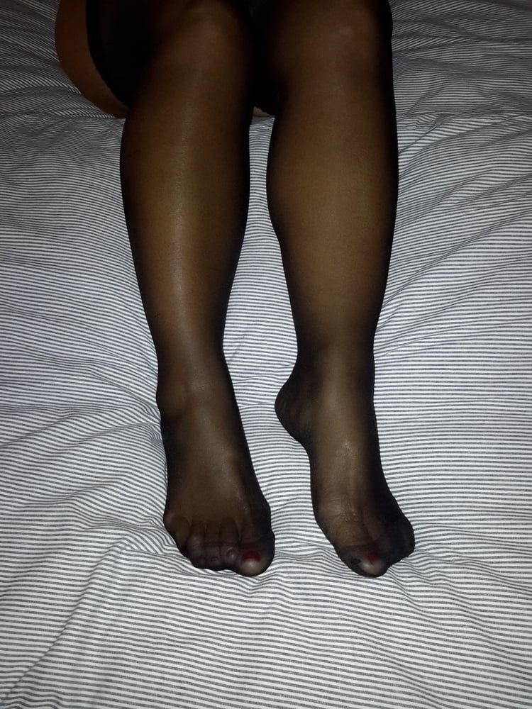 Feet in nylon/pantyhose